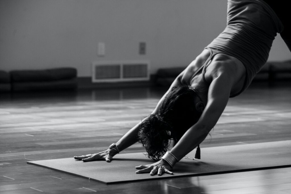 2 positions de yoga pour calmer les tensions